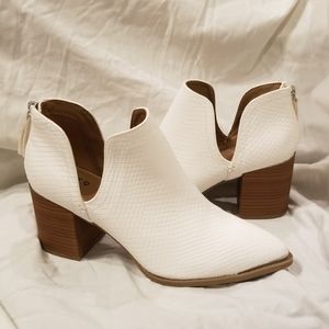 New APT. 9 White Cut-Out Short Ankle Booties 8.5M